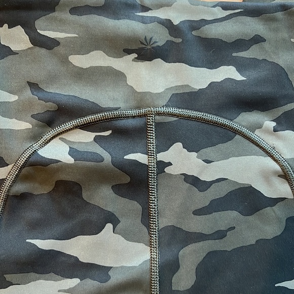 ATHLETA Ultimate 7/8 Tight Camo size Small - Picture 6 of 7